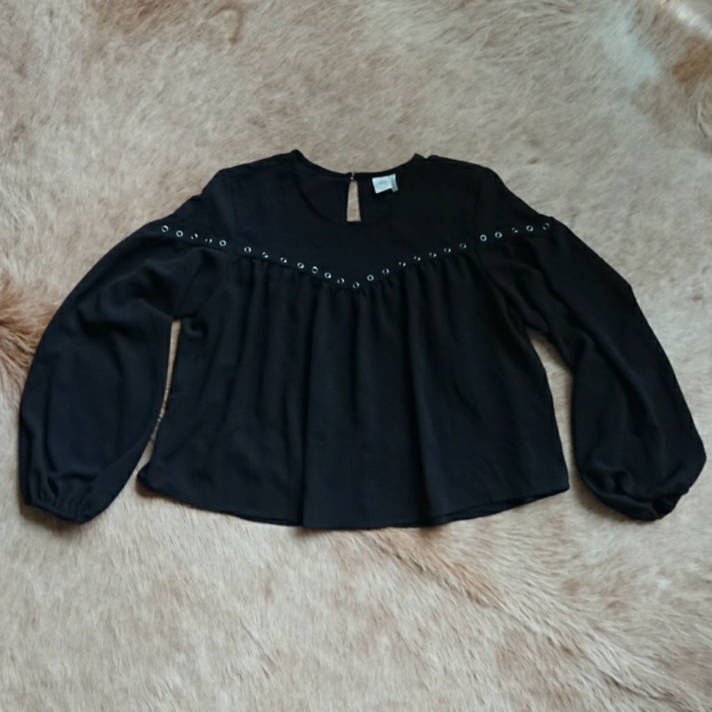 Flowy black top